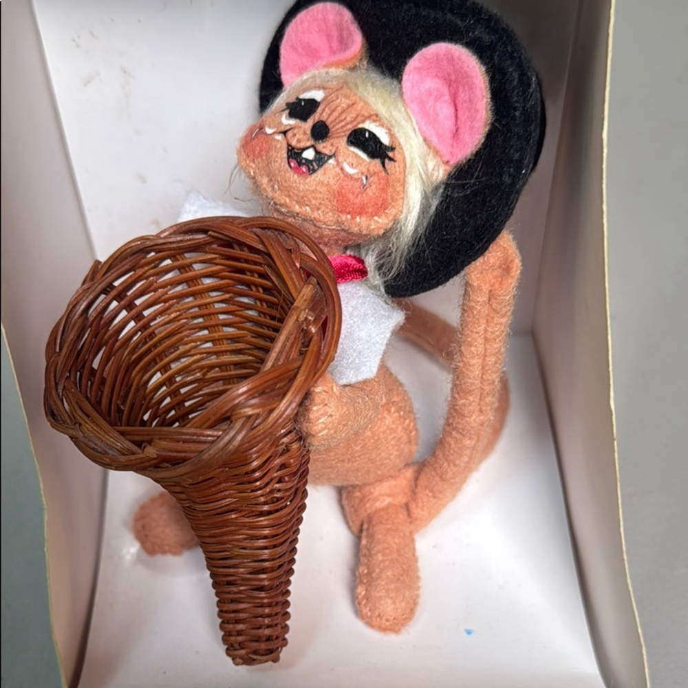 Annalee Mouse with Black Hat and Wicker Basket